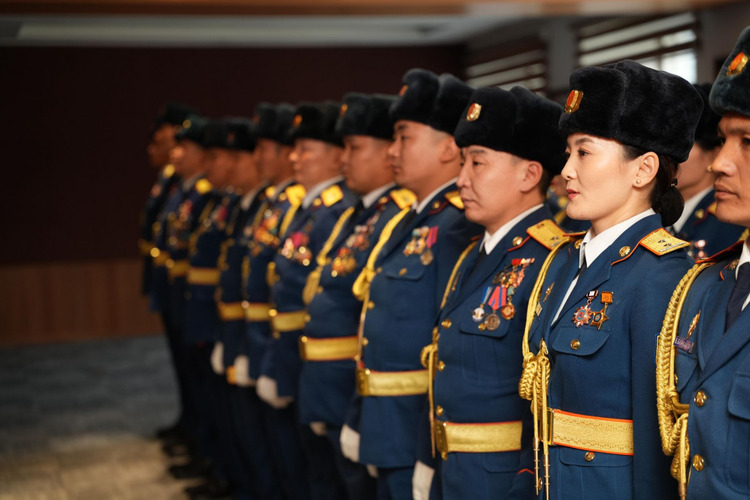 Төрийн одон, медаль гардуулж, цол олголоо